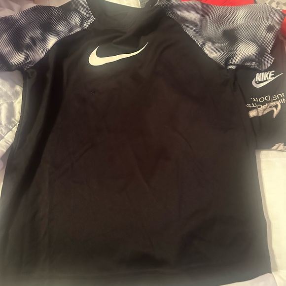 Bundle of Boys Nike Tees - Picture 10 of 12